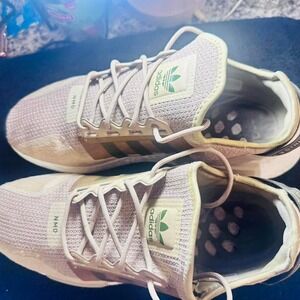 Adidas Tan and Green Men's Shoes size 13 small
Snag on back tab